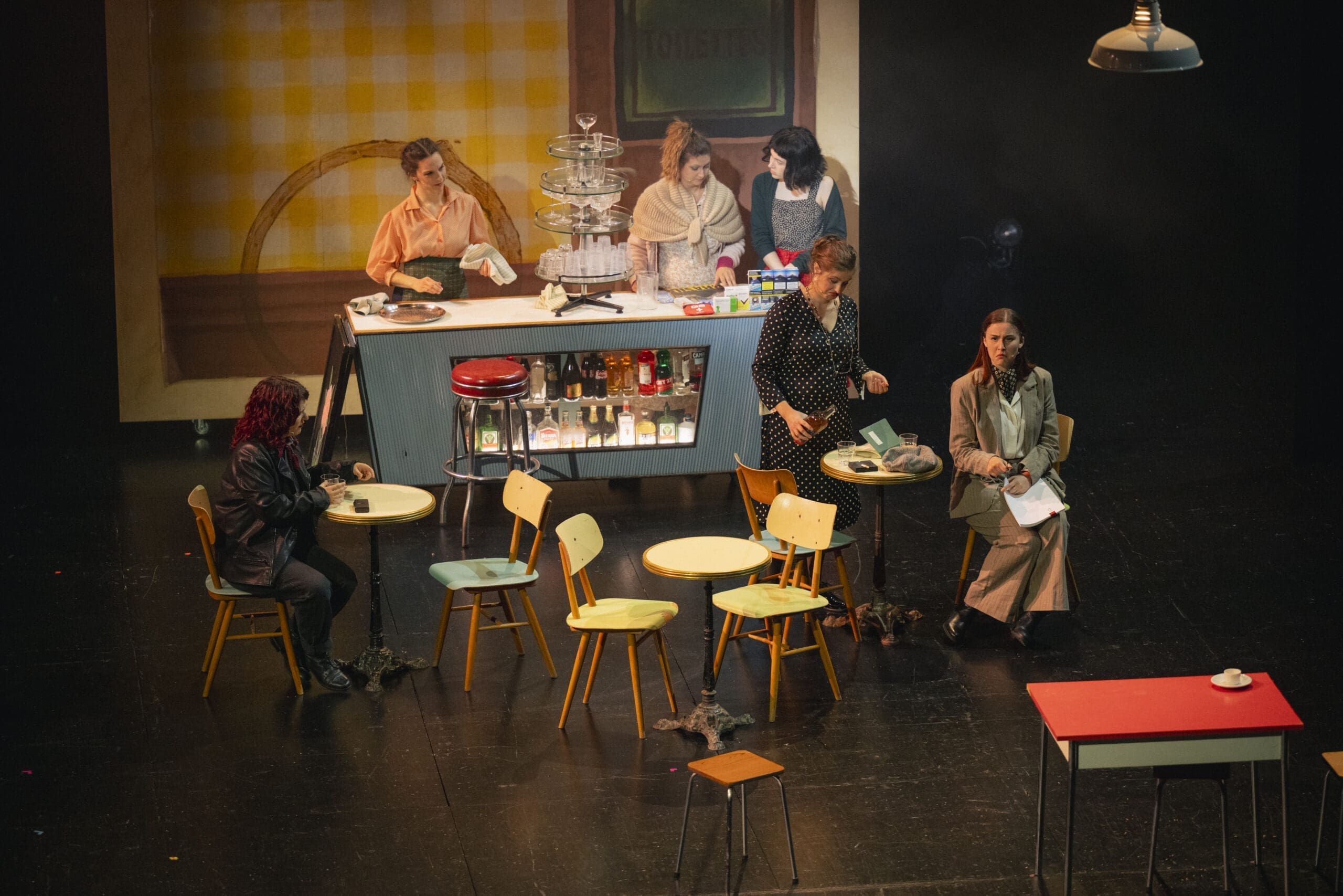 Le café des Deux Moulins reconstitué sur scène