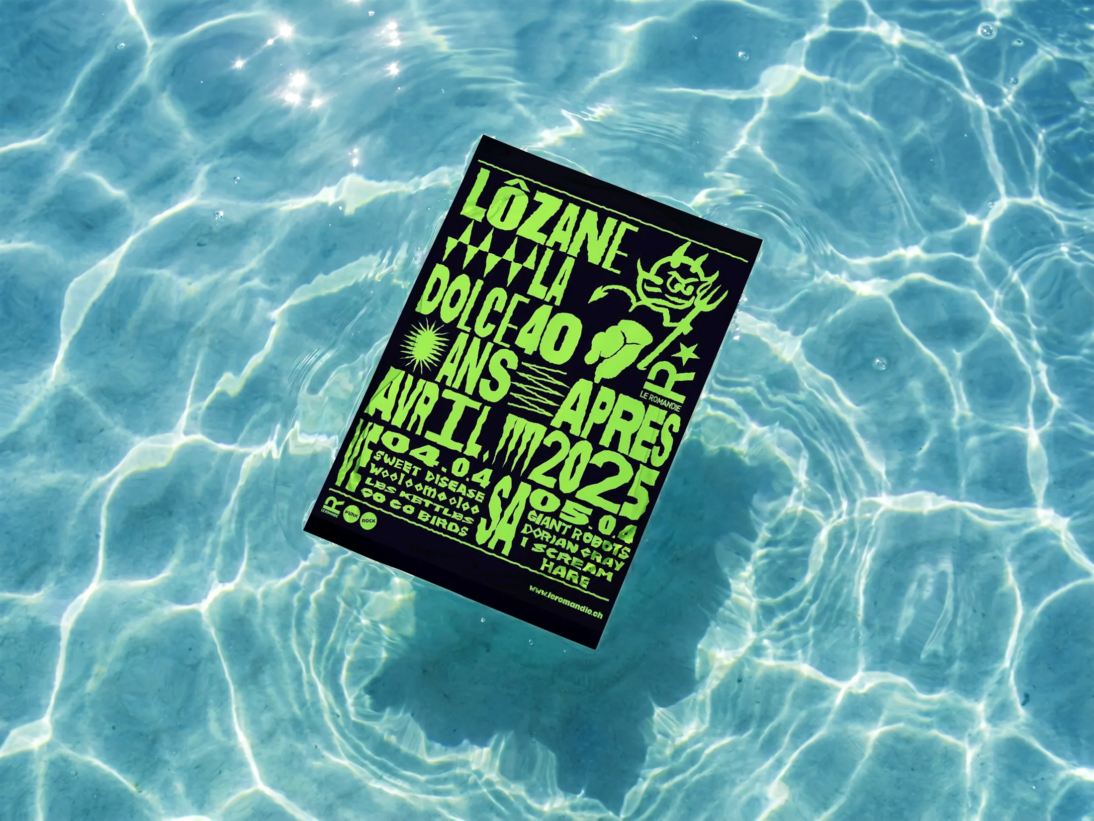 Affiche Dolce Vita flottant dans une piscine