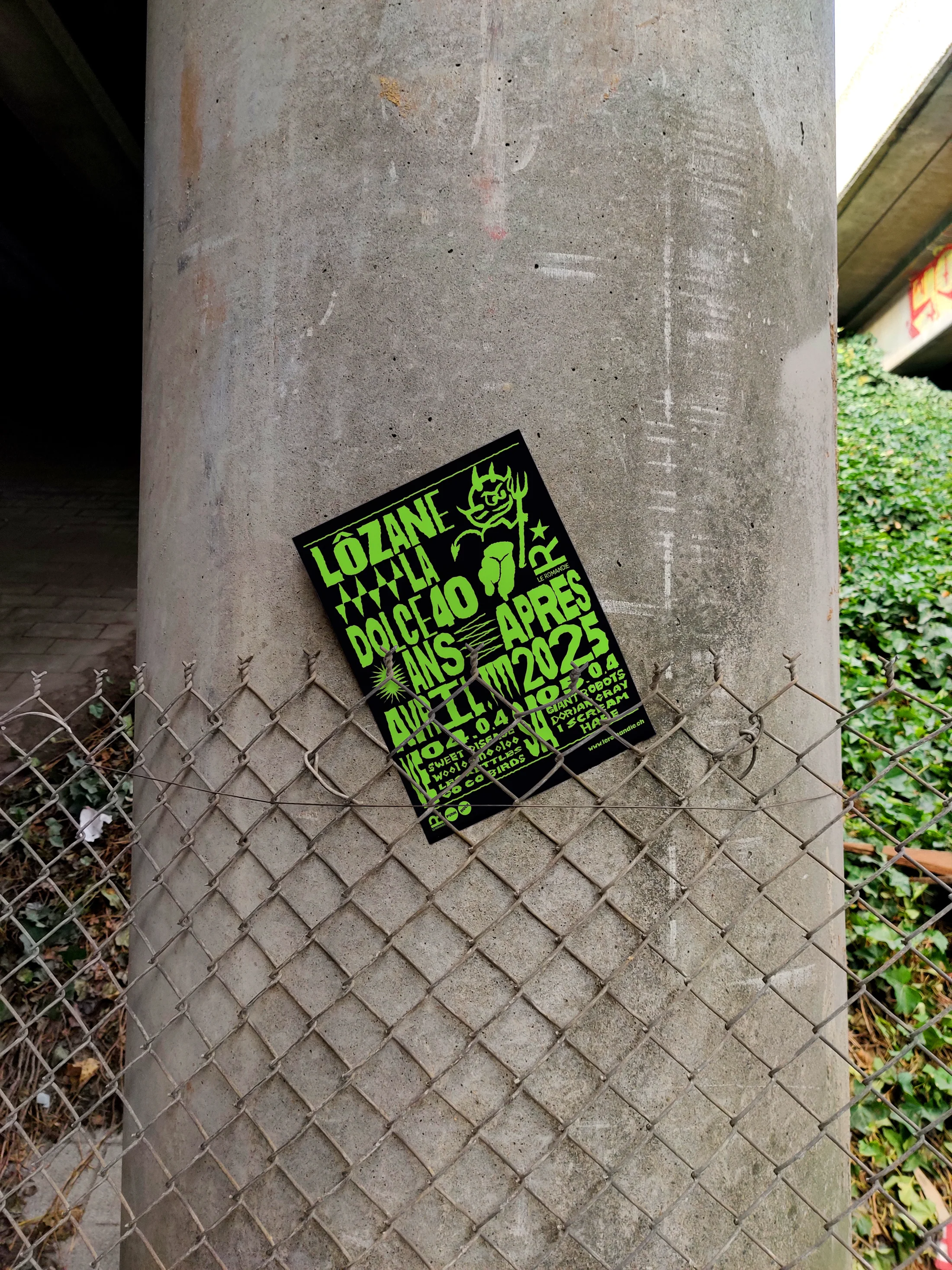 Affiche Dolce Vita installée sous un pont à Lausanne